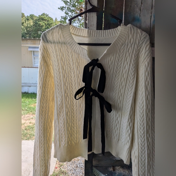 Elegant Cream Sweater with Black Bow Size M - Picture 1 of 4